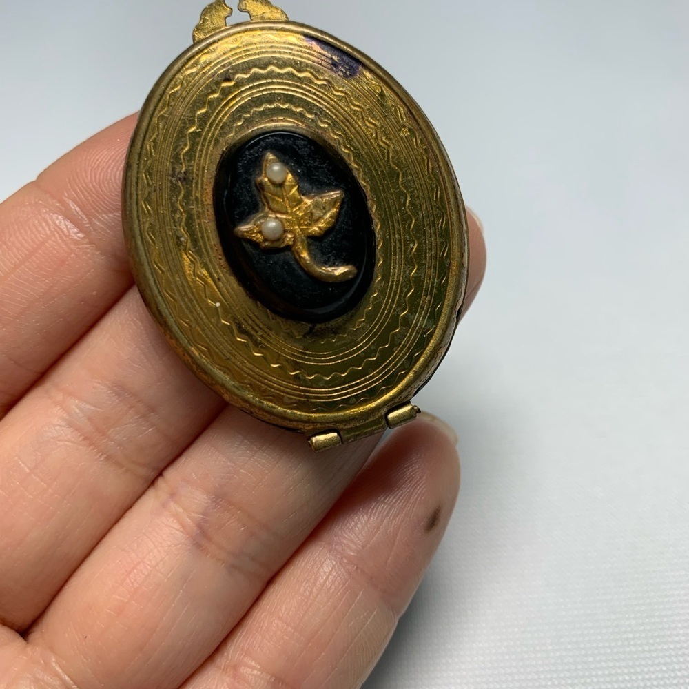 🖤Retro gold  toned locket - Picture 2 of 6